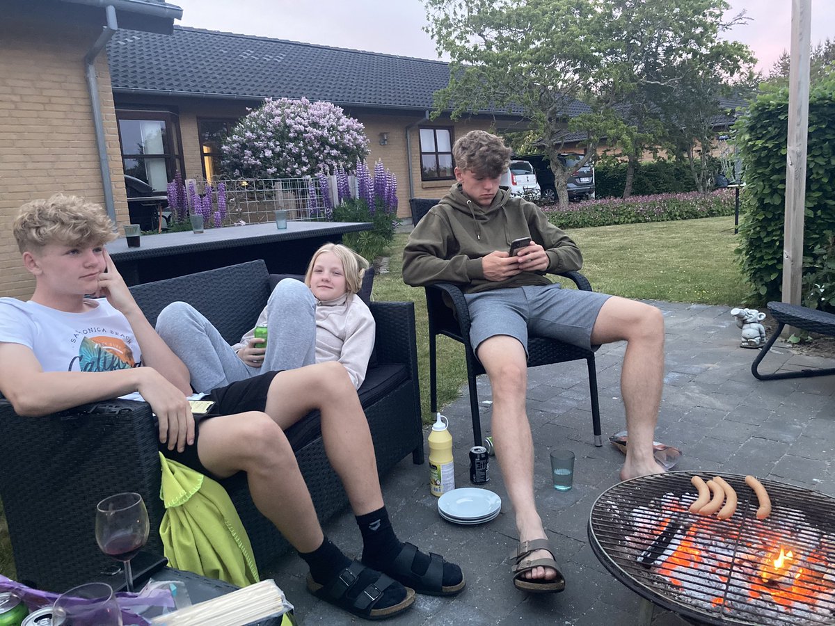 AllanHougesen's tweet image. Godnatpølser på en perfekt fars dag, livet er herligt 💚💙💜