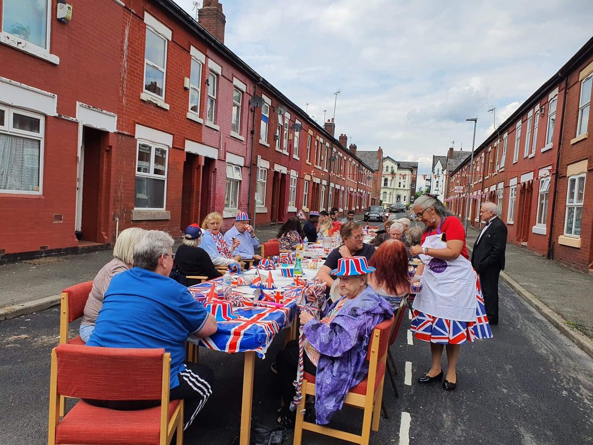 coralierogers's tweet photo. A wonderful community Platinum Jubilee day. @cariocca_ltd @cahn_uk @trish_hug @gillylee @Arawakwalton #Daisybank #PlatinumJubilee #checkouttheapron https://t.co/PwnGc2naQV