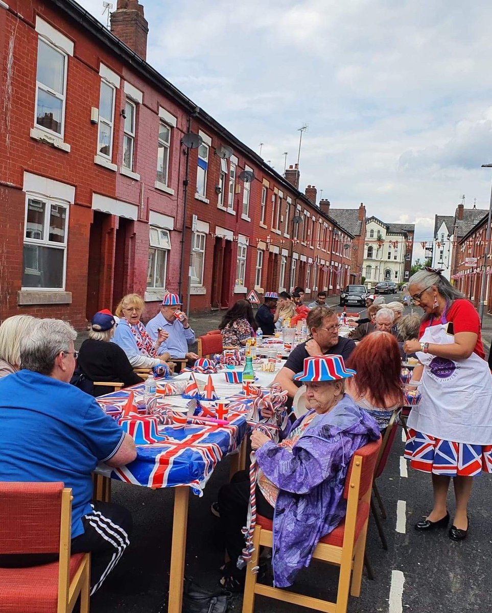coralierogers's tweet photo. A wonderful community Platinum Jubilee day. @cariocca_ltd @cahn_uk @trish_hug @gillylee @Arawakwalton #Daisybank #PlatinumJubilee #checkouttheapron https://t.co/PwnGc2naQV