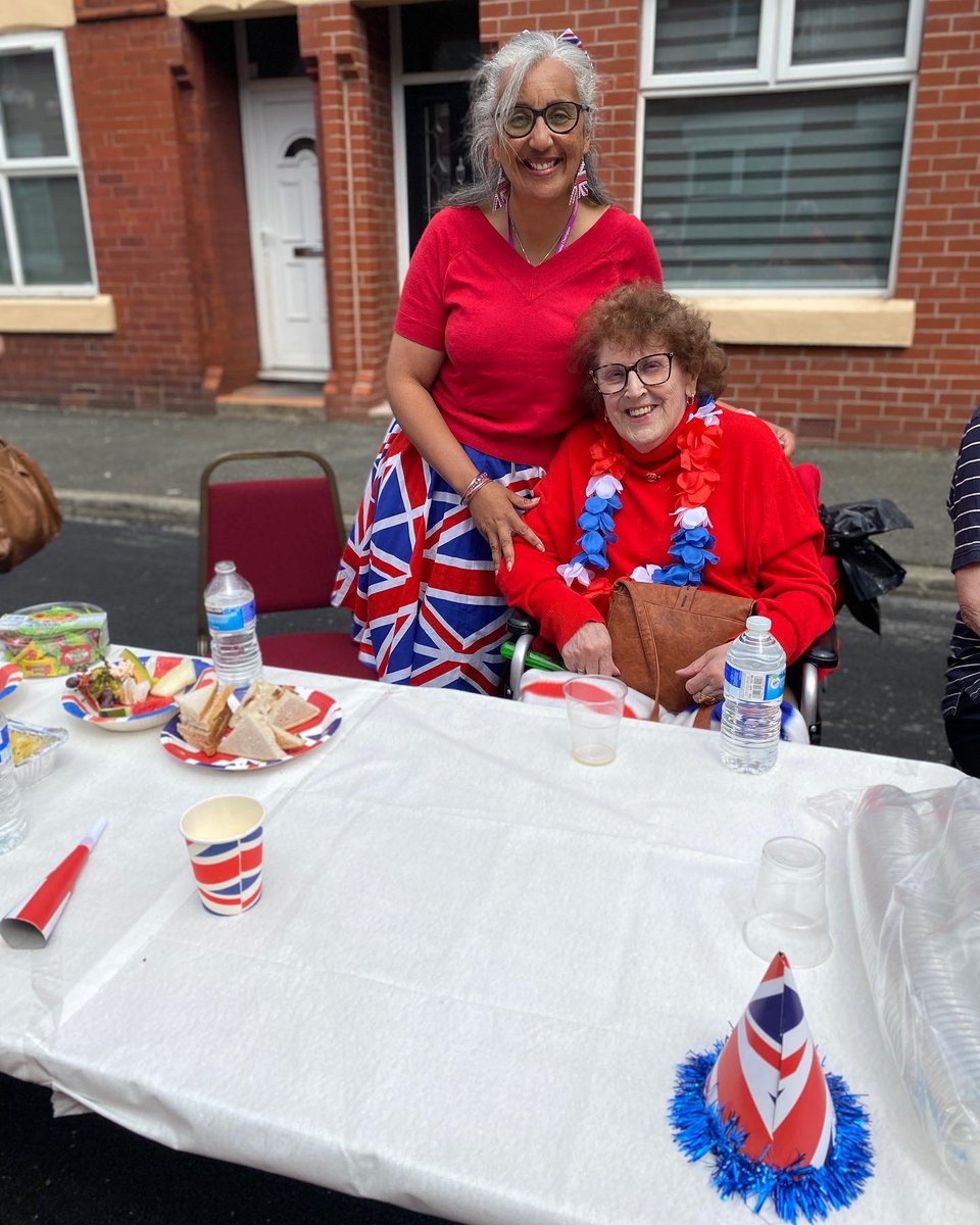 coralierogers's tweet photo. A wonderful community Platinum Jubilee day. @cariocca_ltd @cahn_uk @trish_hug @gillylee @Arawakwalton #Daisybank #PlatinumJubilee #checkouttheapron https://t.co/PwnGc2naQV
