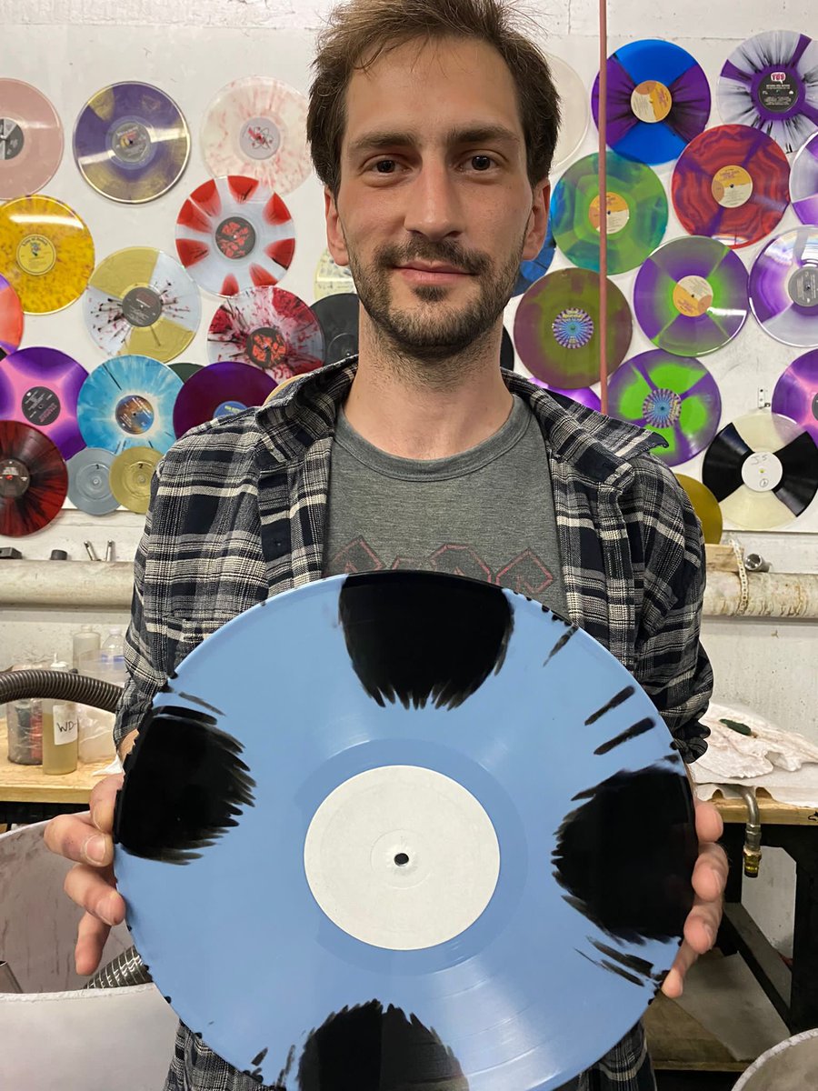 MicroforumVinyl's tweet photo. Happy Sunday! Jesse has been one of our most creative colour/special effect producers in-house.

Look at his latest work. 😍

We are super lucky to have him! 

#madeatmicroforum #vinyl #records #wemadethis #vinylporn #vinyljunkie #vinylrecords https://t.co/xkauxtfVWo