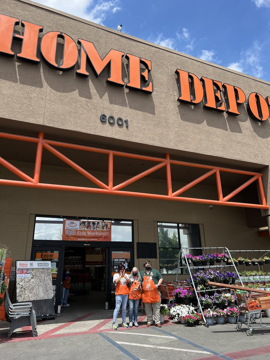 andrew0651's tweet photo. 4 years ago, I accepted my first ASM role here at 650. It’s been a fabulous 4 years. Lots of learning, growing, and developing to the leader I am now. Thank you everyone for the welcoming smiles everyday. Going to miss you all. Florin RD 651, see you tomorrow! https://t.co/XtT7JRhrMQ