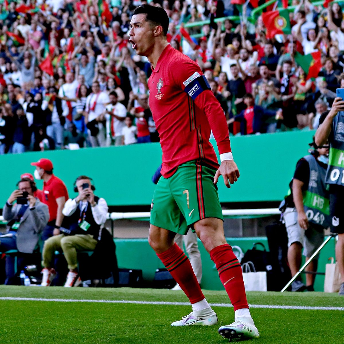 Ronaldo tem tantos golos por Portugal (117) como Pauleta, Eusébio e Nuno Gomes juntos 🤯

(via <a href="/nicolas_vilas/">𝗡𝗶𝗰𝗼𝗹𝗮𝘀 𝗩𝗶𝗹𝗮𝘀 𝗕𝗼𝗮𝘀</a>)