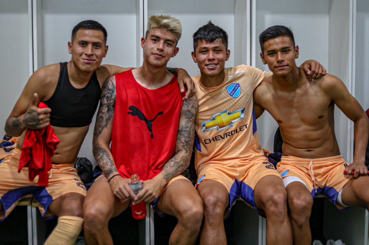 marceloclaure's tweet photo. La juventud Boliviana es el futuro de nuestro equipo. Orgulloso de #Uzeda que en estos dos partidos ha sido el héroe. Faltan dos partidos para lograr el objetivo que lo vamos a lograr con trabajo, humildad y perseverancia. #VivaBolivar @Bolivar_Oficial https://t.co/pengfWKN6s