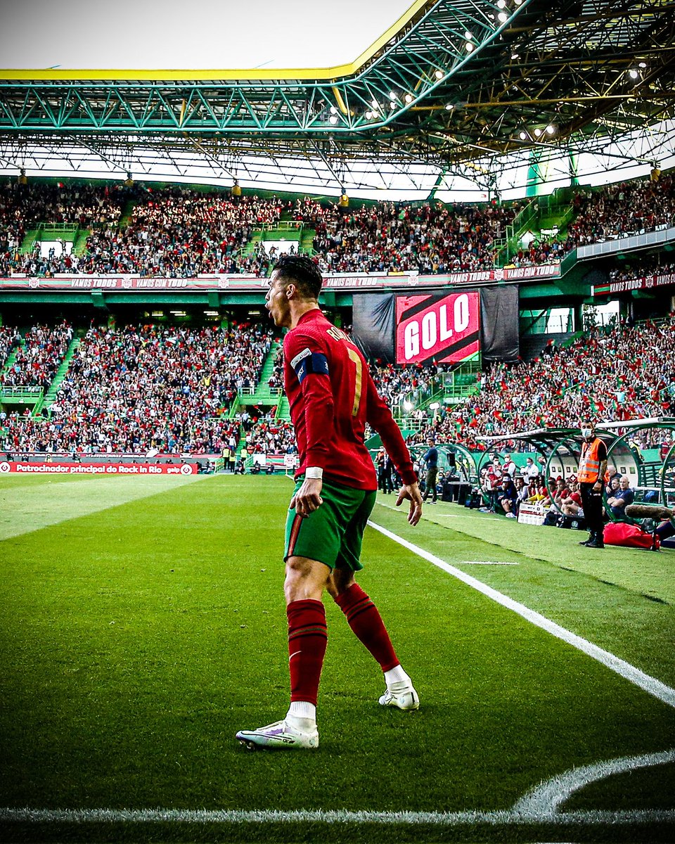 Offsider11's tweet photo. Leo Messi: 2️⃣nd penta-trick in career 😳
Cristiano Ronaldo: 1️⃣1️⃣7️⃣th International goal in career 👌

Records' books are still open for these 2 monsters 😃 https://t.co/cQAaQbpFfO