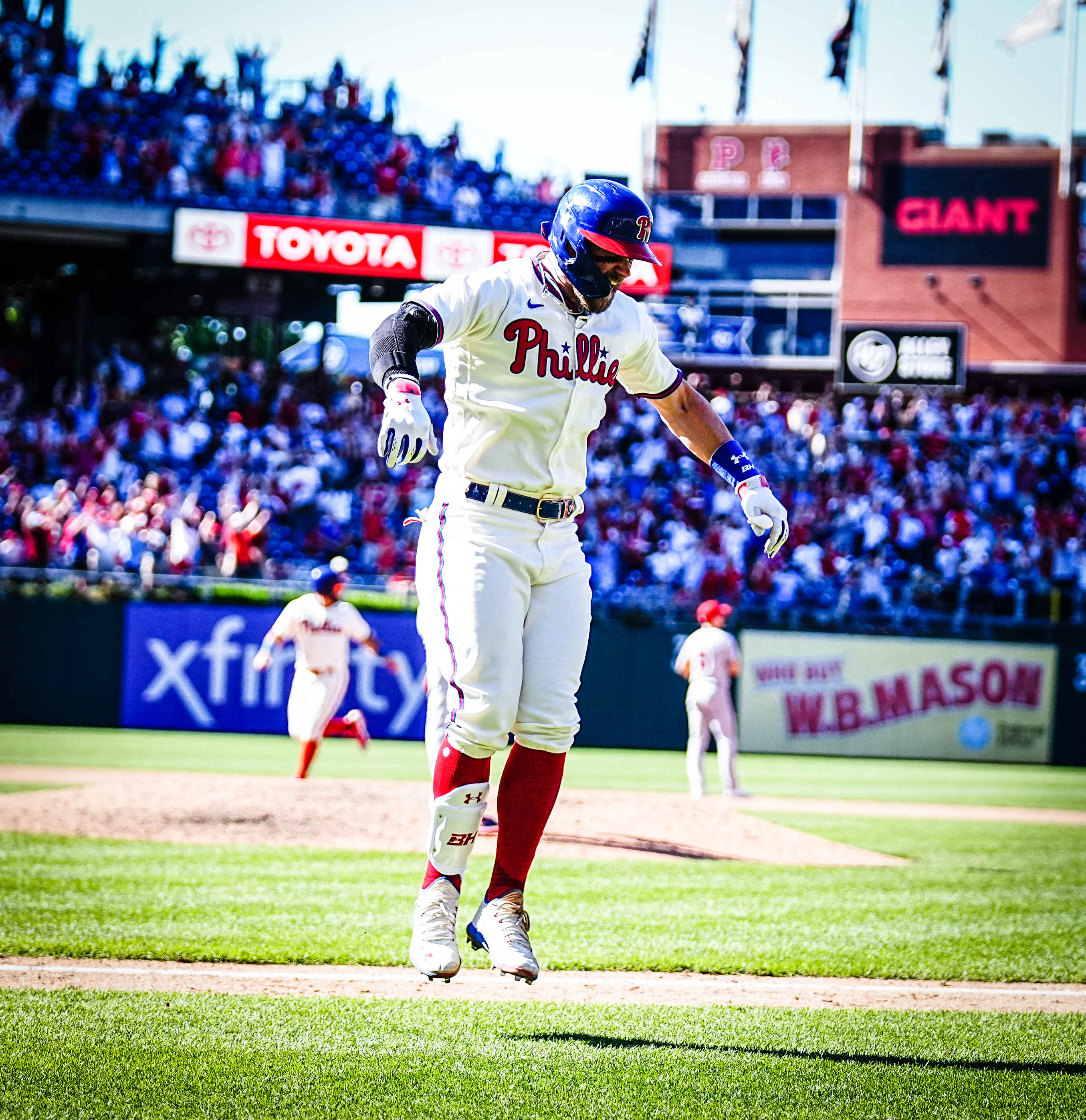 Phillies sweep Angels with late game dramatics from Harper and