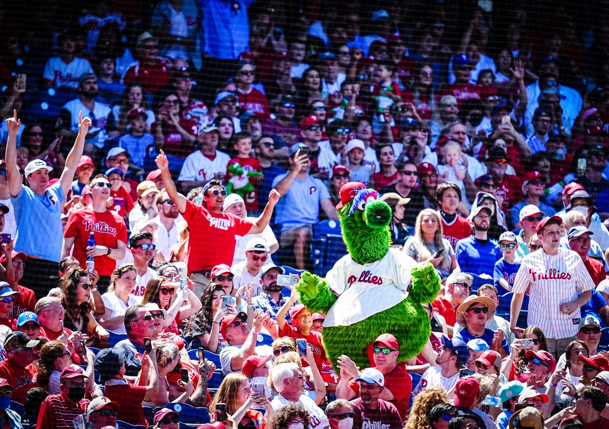 Phillies's tweet photo. AND THAT’S A SWEEP 🧹 #RingTheBell https://t.co/xwBzPfY95K