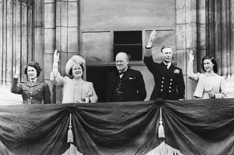 TimothyByatt's tweet photo. From an architectural and historical point of view, was today a first for seeing the Queen and members of the royal family on the balcony of Buckingham Palace with the stone balustrade not dressed with velvet swags and tails ?

#BuckinghamPalace #PlatinumJubilee https://t.co/rbLtGaAZUa