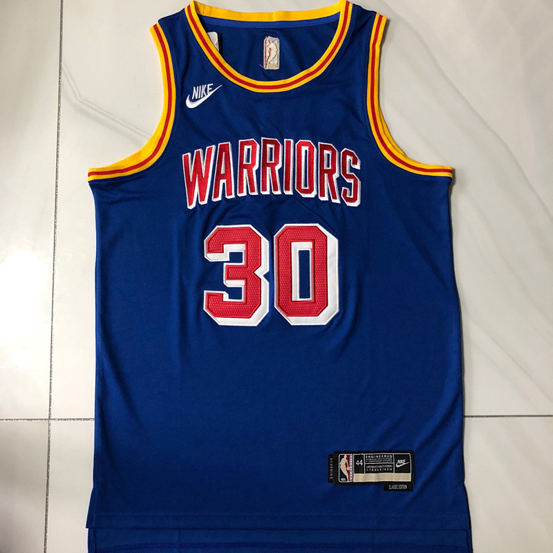 WarriorsLatam_'s tweet photo. ES OFICIAL:

Si hoy Warriors GANA el partido frente a Celtics, la serie se pone 1-1 y Andre Iguodala anota AL MENOS un triple, vamos sortear esta camiseta de Steph Curry entre todos los que den RT a este tweet.

Si citan el tweet, tienen doble chance🔥 https://t.co/EE8OU3fW6W