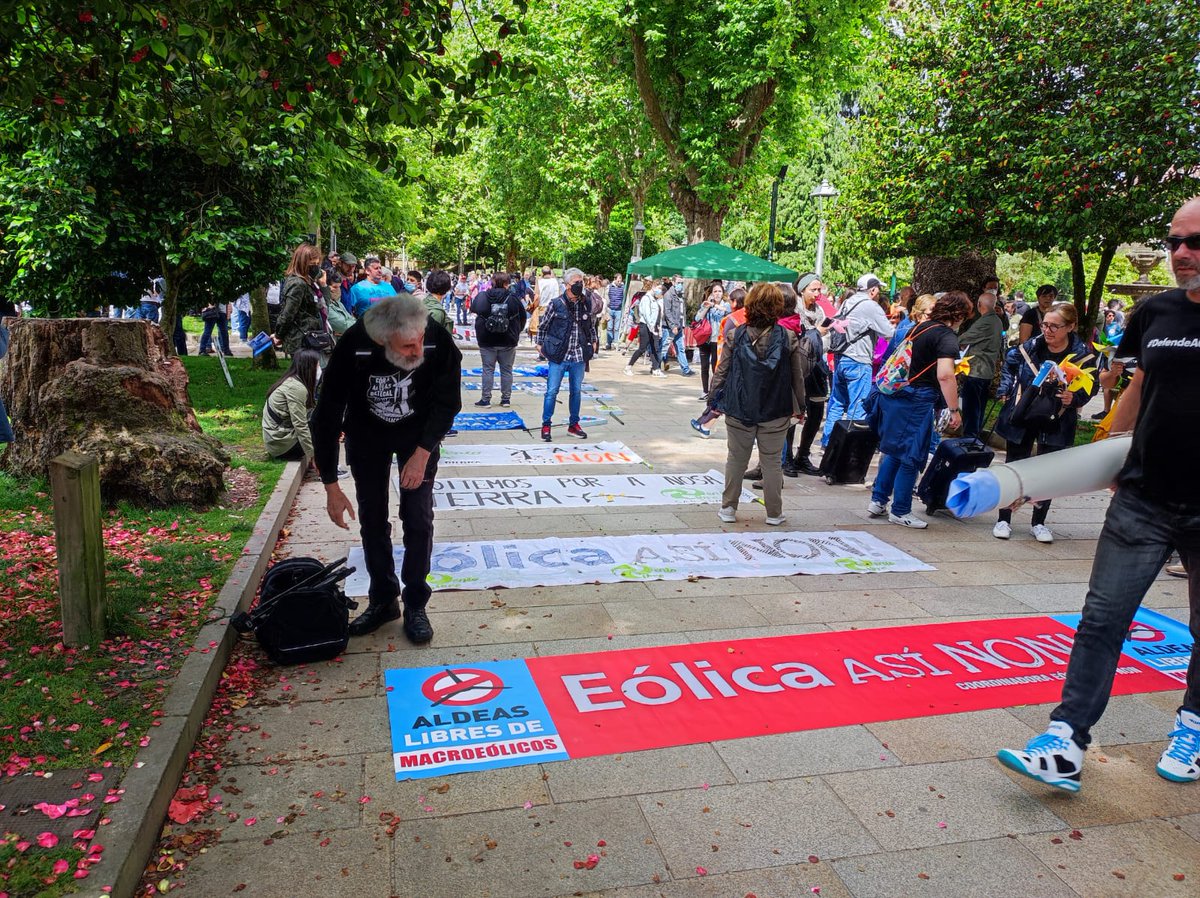 ecoloxistasgal's tweet photo. Ás 12:000 na #AlamedaDeCompostela  moita satisfacción ao encontrarnos con  xente de diversas  plataformas d afectadas. 
#NonTemosPrezo
#MACROeólicosNON
#enerxíaporeparaopobo
#aldeaslibresdemacroeólicos https://t.co/xbDXtq6Y8z
