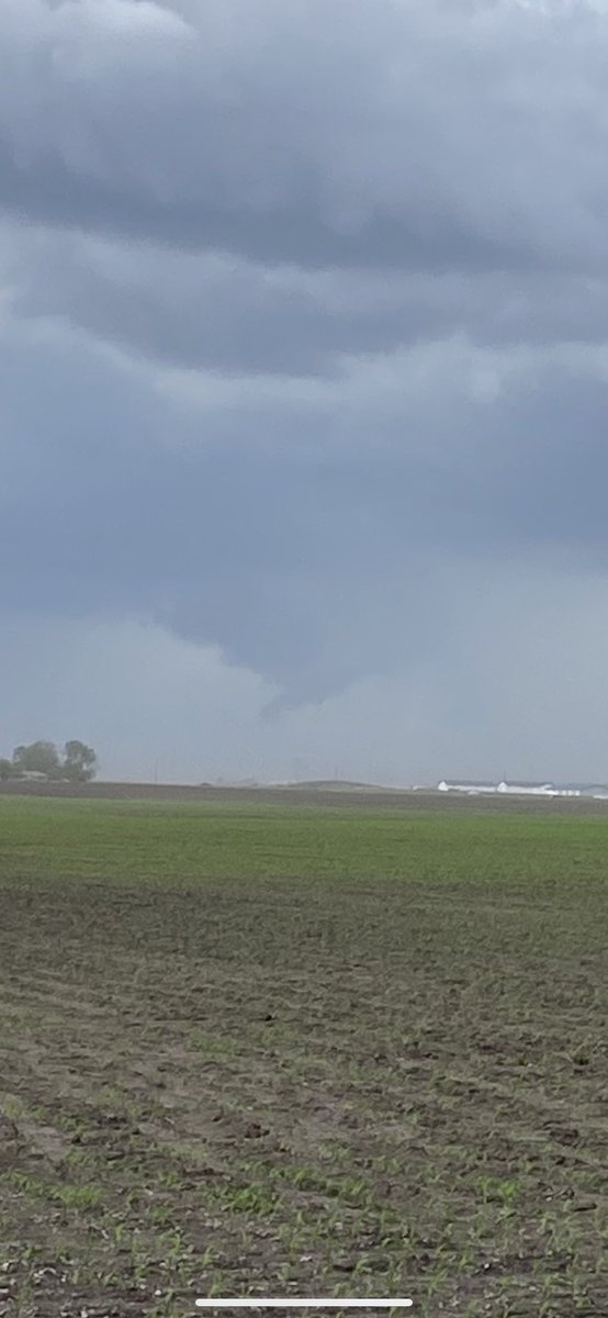 JonahJonesWX's tweet photo. 4:18pm Huxley Iowa off i35 exit facing West, the original funnel I had seen was considerably more defined, had thought maybe rain wrapped at one point, closest I’ve ever been to seeing a tornado or a legit funnel #exhilerating #iawx https://t.co/CIo4Tk5eJl