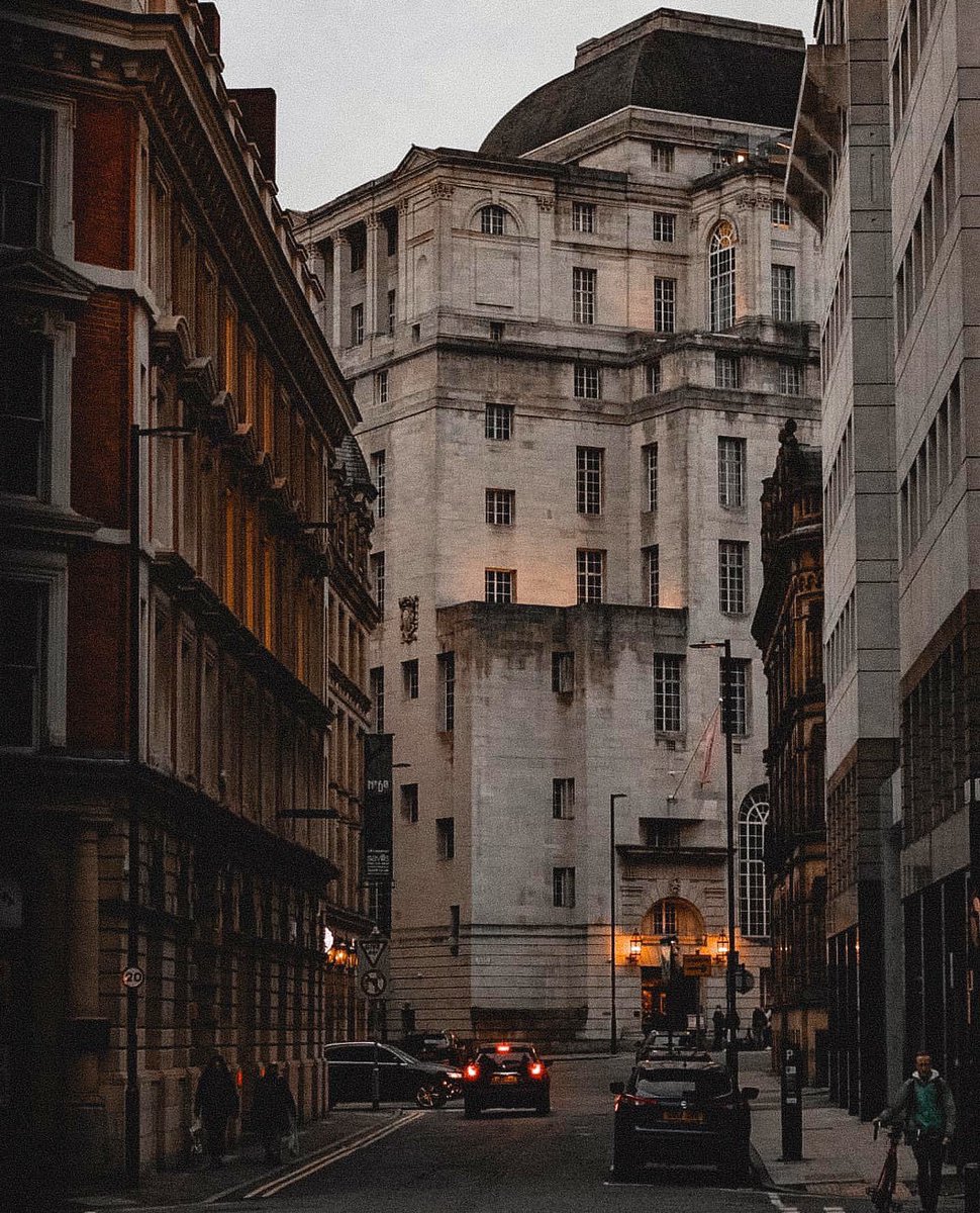 Let city lights guide you home to Gotham✨📸: @gildedmcr