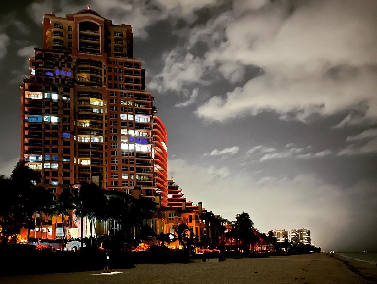 inipr's tweet photo. Caminar descalzos en la área de noche, sin mirar el reloj y sin destino fijo. Placer absoluto. Octubre 2021 #fortlauderdale https://t.co/9qMFX6QGss