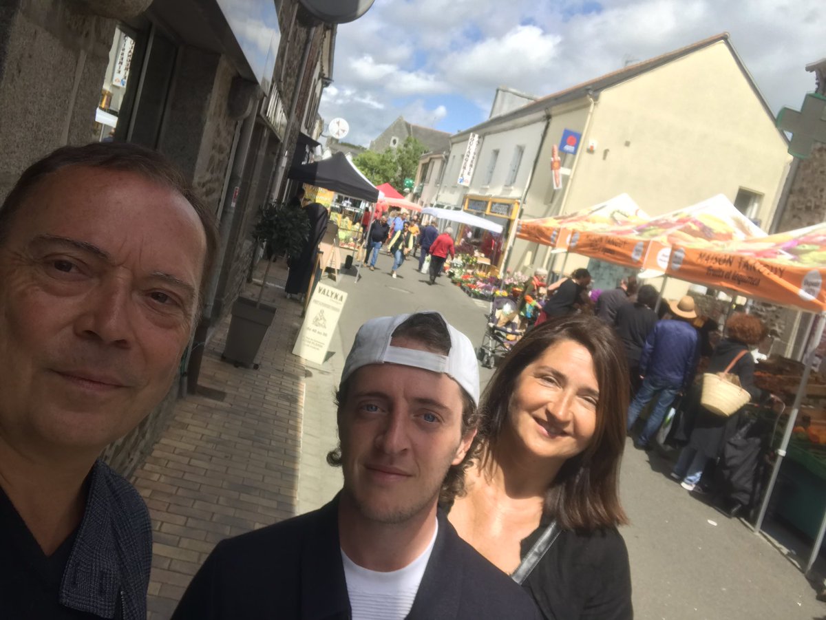 ThSimeliere's tweet photo. Journal de campagne : marché de @VilledePlerin toujours des rencontres positives et validation du 2e tract avant distribution 😉 avec @KarineGuguen @H_Karlisle https://t.co/e80SfjGzY5