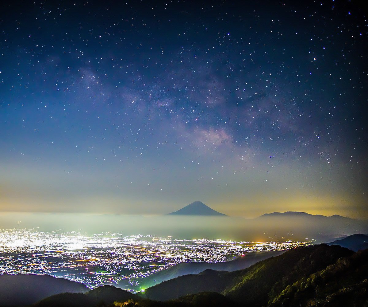 街灯り輝く上に 甘利山で先月撮影。