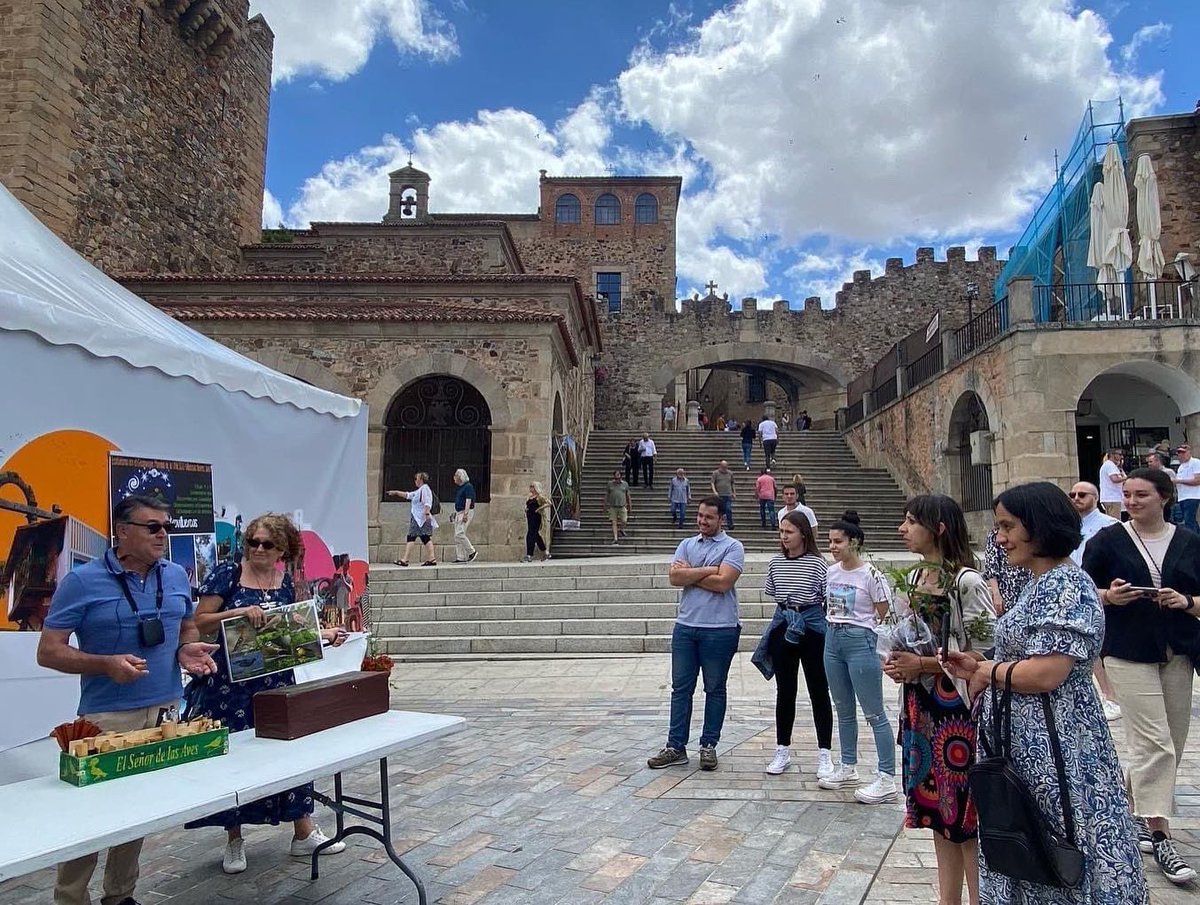RVRibGuadiana's tweet photo. 🍷 Brindamos por la iniciativa de @DiputacionCC, @jatocaceres, para dar a conocer y ensalzar las comarcas de la provincia, así como descubrir las ventajas de vivir en un pueblo. 

#rutadelvinoriberadelguadiana #vino #geoparque #villuercas #jato #desarrollorural https://t.co/tI4FhcBlvY