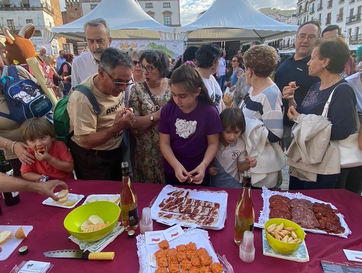 RVRibGuadiana's tweet photo. 🍷 Brindamos por la iniciativa de @DiputacionCC, @jatocaceres, para dar a conocer y ensalzar las comarcas de la provincia, así como descubrir las ventajas de vivir en un pueblo. 

#rutadelvinoriberadelguadiana #vino #geoparque #villuercas #jato #desarrollorural https://t.co/tI4FhcBlvY