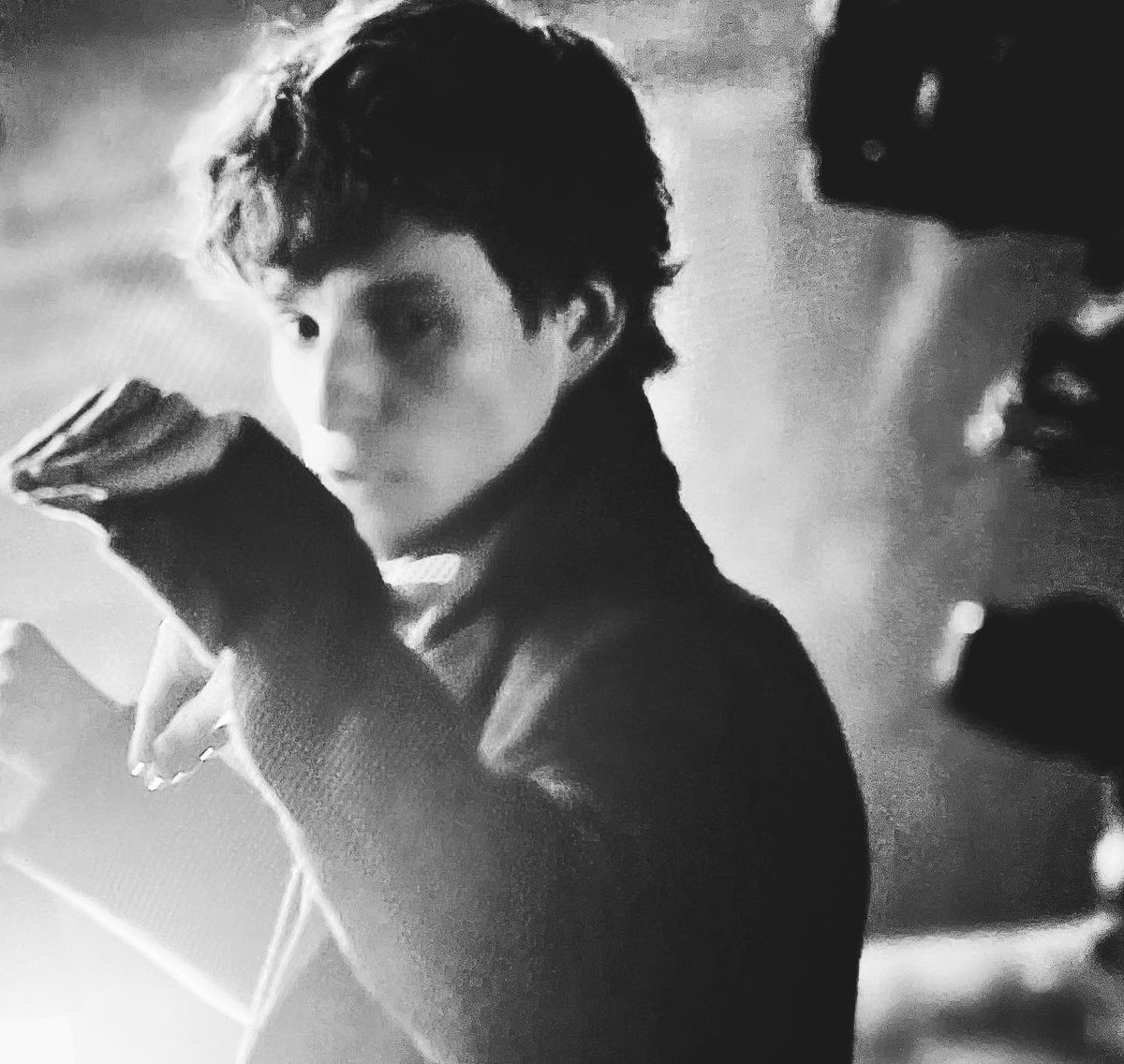 bespokeredmayne's tweet photo. The #ScamanderBrothers #behindthescenes: #EddieRedmayne #CallumTurner filming the #ErkstagJailbreak scene for #SecretsOfDumbledore. (My screenshots/edits from extras.) #NewtScamander #TheseusScamander #manticores #blackandwhite https://t.co/6FIygckV4e