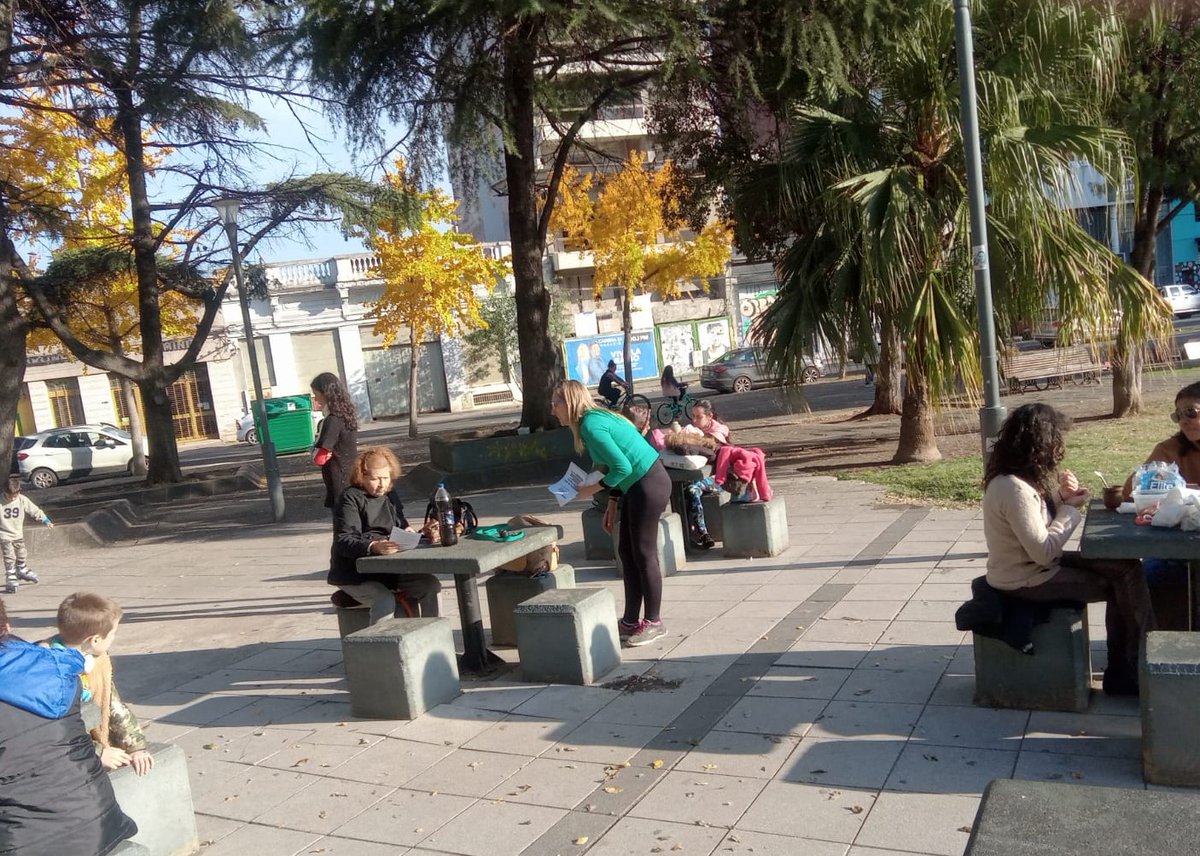 InquilinosR's tweet photo. Hoy estuvimos en la Plaza Libertad volanteando, charlando y juntando firmas para que la comisión inmobiliaria y el sellado no lo paguen más los inquilinos.

Si nos organizamos y luchamos, todo es posible.
¡Sumate!

@InquilinosAgrup 
@mesainquilinxs https://t.co/gnSFsLdy9W