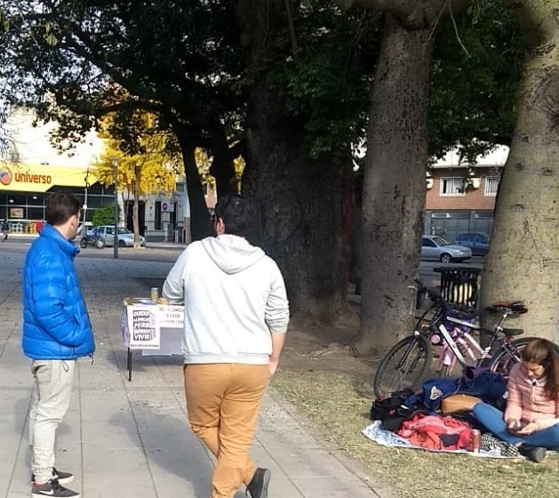 InquilinosR's tweet photo. Hoy estuvimos en la Plaza Libertad volanteando, charlando y juntando firmas para que la comisión inmobiliaria y el sellado no lo paguen más los inquilinos.

Si nos organizamos y luchamos, todo es posible.
¡Sumate!

@InquilinosAgrup 
@mesainquilinxs https://t.co/gnSFsLdy9W