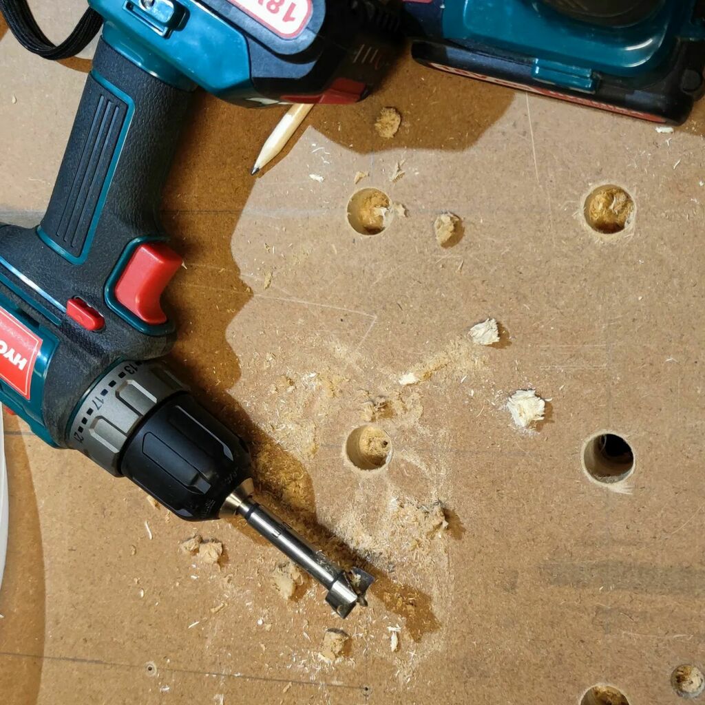 SheyMouse's tweet photo. Next step in the evolution of my #workbench. I'm putting in holes for bench dogs. Always wanted to do this. Regretting the 44mm depth of the top though!
.
#Woodwork #benchdogs #maker #diy #DoItYourself #MidnightMaker #MidnightWoodworker #woodworking https://t.co/JTwRdRGaln https://t.co/jfQTowcQaQ
