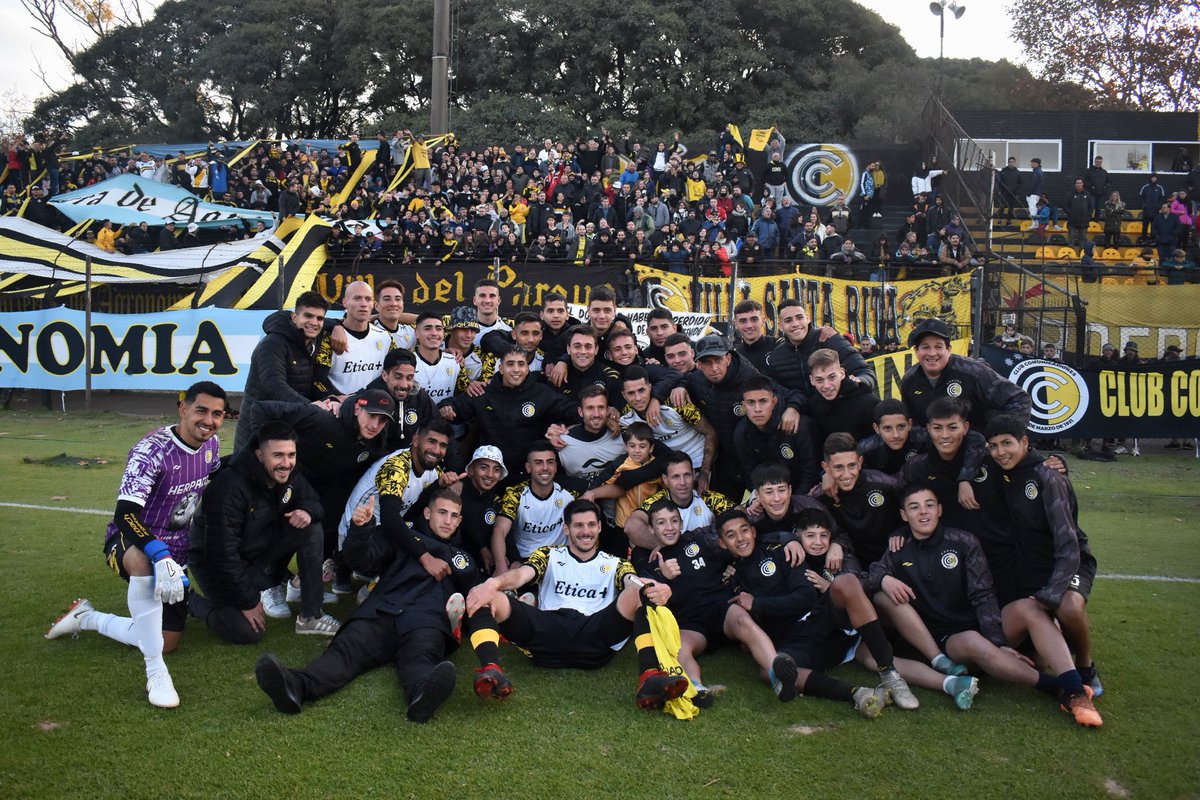Todos los jugadores campeones 🏆 🌓 ¡VAMOS, COMU! #DeComuSoy 🌓 #VamosComu 📸 <a href="/ivanflaminio/">Iván Flaminio</a>