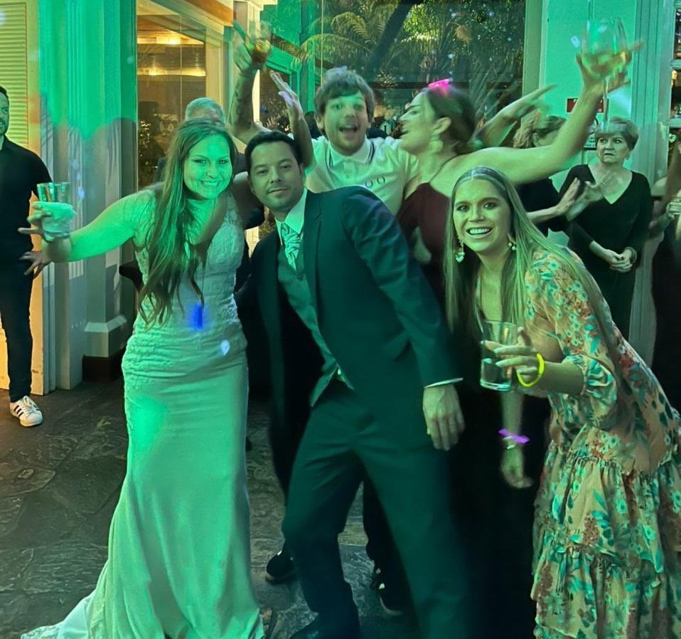 LT91Chile's tweet image. 📷 | Louis tomándose una foto junto a los novios en el matrimonio al que asistió (se coló) anoche! 

©owner