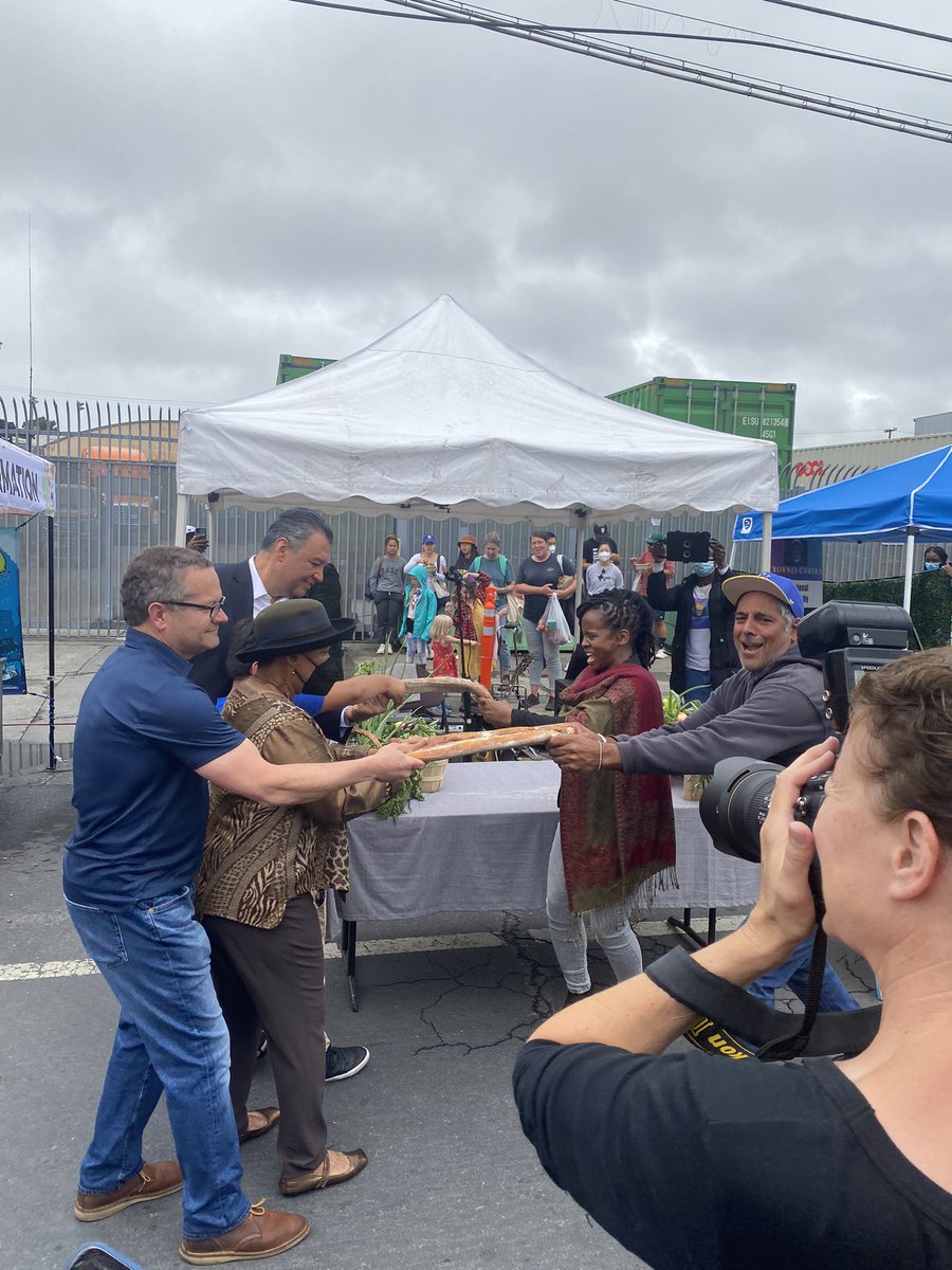 SarahMWulf's tweet photo. Had a great time today breaking bread and eating strawberries at the grand opening of the West Oakland Farmers’ Market with @BLeeForCongress, @AlexPadilla4CA and Diego! Remember to vote 🗳 in the June 7th CA primary! #GOTV https://t.co/twAtTBJIKU