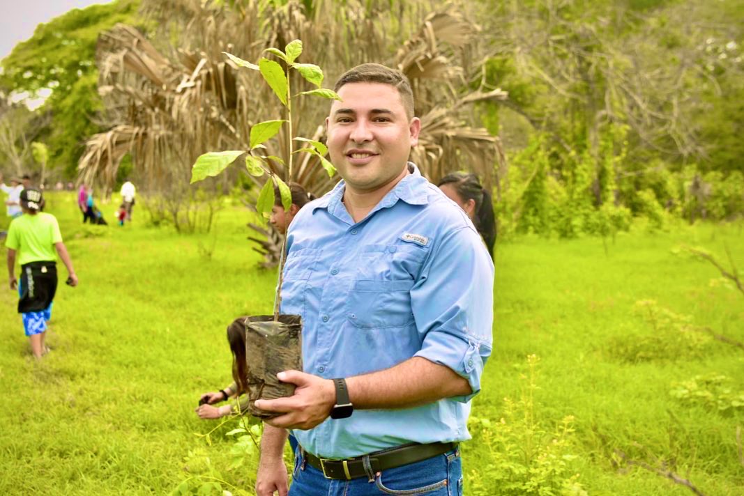 CastanedaCJorge's tweet photo. Lo celebramos reforestando la zona dañada del Área Natural Protegida El Chino.
@SandraYaniraSV https://t.co/9MjpIMv8EA