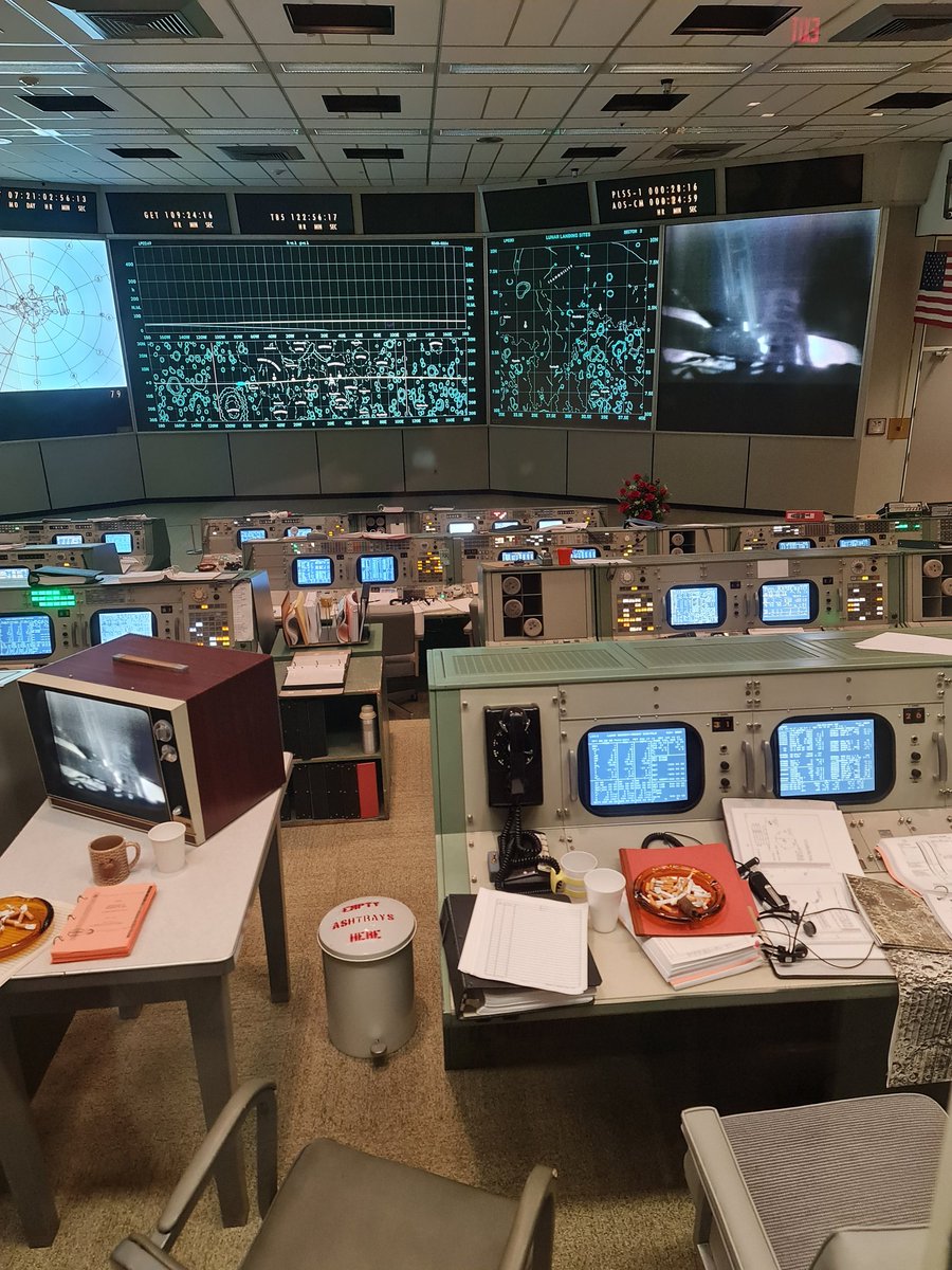 cesareortis's tweet photo. Queste foto sono del controllo missione #Apollo11 anno 1969 perfettamente custodite nel #NasaSpaceCenter, la sala controllo ha una peculiarità unica....quale? https://t.co/feVeZkdxJm