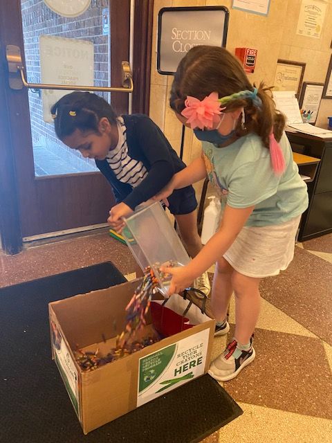 ryeneckschools's tweet photo. Students donate broken crayons to the Crayon Recycling Program. Did you know: Most crayons end up in landfills. Crayons aren't biodegradable and each year, nearly 75,000 pounds of broken crayons are thrown into landfills! Tomorrow is the last day of collection. #DanielWarren https://t.co/hywSt7XJtz