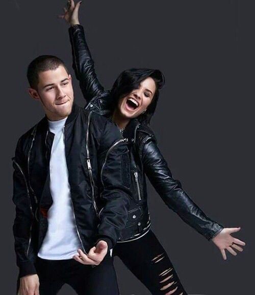 NewsL_POP's tweet photo. OUR SONG 🎶
Dueto de Nick Jonas e Demi Lovato, "AVALANCHE",presente no primeiro álbum totalmente solo (NICK JONAS) ultrapassou a marca de 20 Milhões de stream no Spotfy.
Quem mais sente falta dessa amizade?
#FutureNow
#FutureNowTour
#Nemi
#NickandDemi
#CampRock
#Confident https://t.co/zy2R7xkMOV