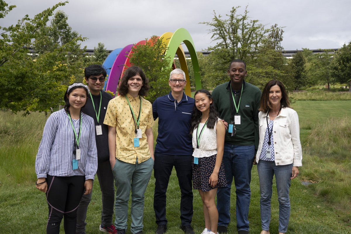 tim_cook's tweet image. The talented student developers I met today are going places! They let their passion for coding and creative problem-solving shine through in areas as diverse as gardening, gaming, quantum physics, and more. Never stop innovating! #WWDC22