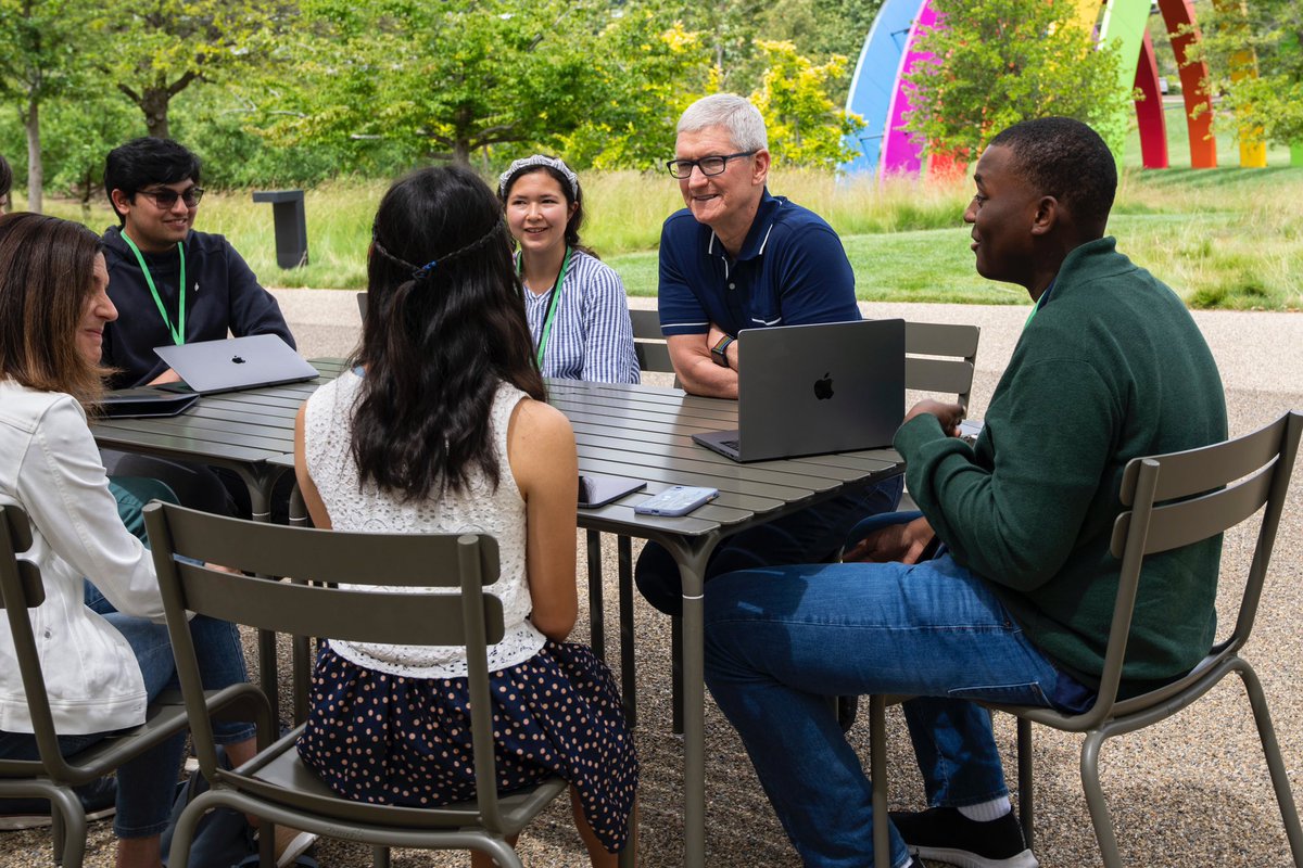 tim_cook's tweet image. The talented student developers I met today are going places! They let their passion for coding and creative problem-solving shine through in areas as diverse as gardening, gaming, quantum physics, and more. Never stop innovating! #WWDC22