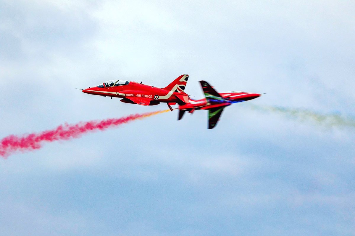 DuncHam2010's tweet photo. @midlandsairfestival @rafredarrows XX323 Synchro pair see you again on Sunday @cosfordairshow https://t.co/AKNlk8ZYMM