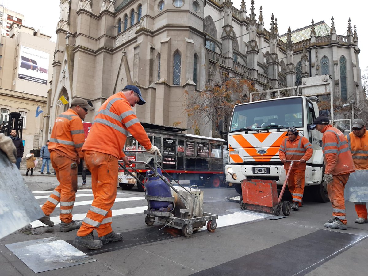 Estamos demarcando los cruces de la red de ciclovías. Son fundamentales para que los automovilistas tomen recaudos. Por donde pase la red, la velocidad no puede exceder los 30 kilómetros por hora. Así tendremos una  mejor convivencia.