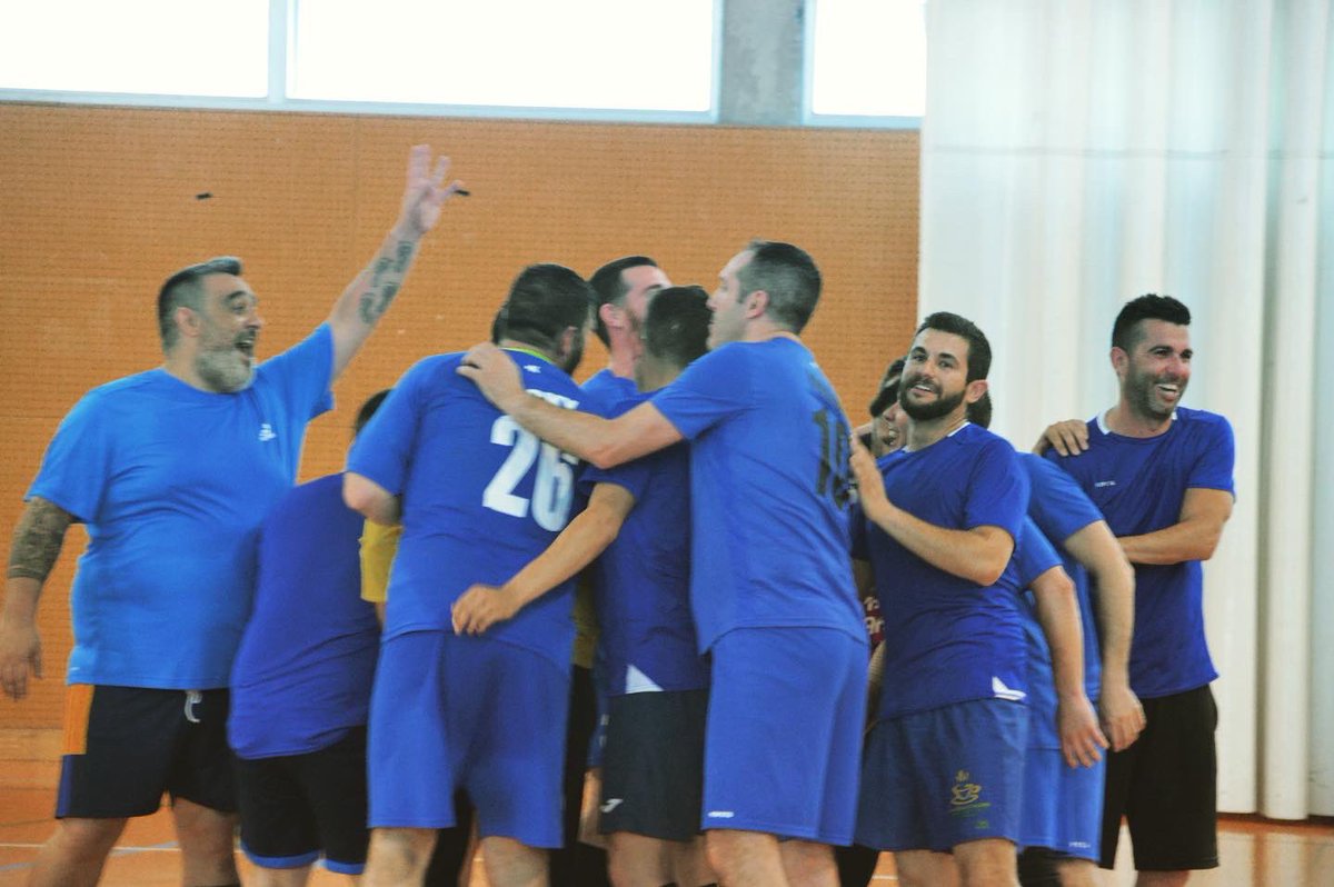 amicshandbol's tweet photo. 👏🏼👏🏼 Felicitar al dos equips pel partit i per fer-nos disfrutar d’una bonica tarda d’handbol! 

🆚@thandbolc 

🥁🥁 Quin goig veure la graderia plena, animant l’equip, ambient festiu com feia temps no es veia al polieportiu! 

❤️ @laCanonja 𝗩𝗜𝗨 𝗟’ 𝗛𝗔𝗡𝗗𝗕𝗢𝗟!! https://t.co/1SZjGRaJhH