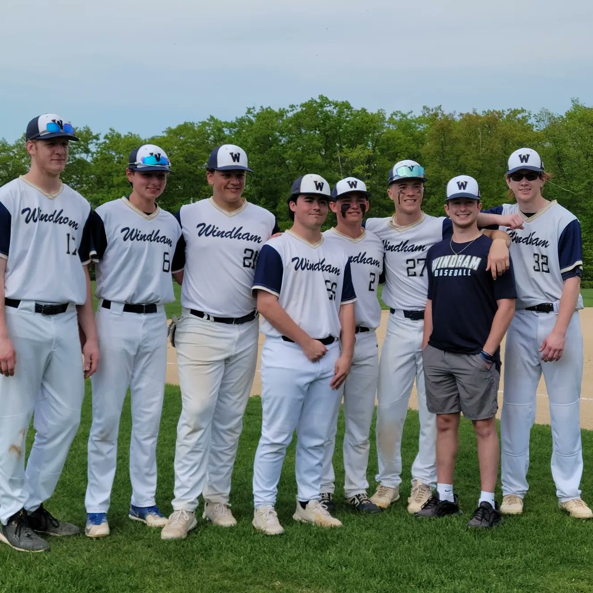 A special shout out to all our players, coaches, families and fans who helped make this season memorable. 💙

 And an extra-special acknowledgement to all these seniors as they begin their next chapter!!!  
Make it awesome,  make it special, make it yours!! 👨‍🎓⚾️🍀⭐️