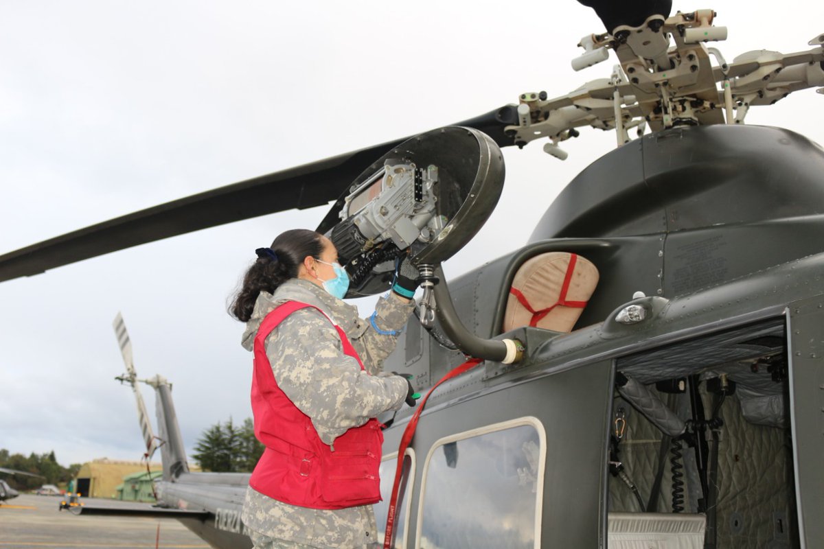 FACh_Chile's tweet photo. Operativos 24/7
El #tecle es una herramienta fundamental para las tareas de #rescate en altura que la #FACh realiza a lo largo de 🇨🇱.
En la IIIª Brigada Aérea, especialistas del Grupo de Mantenimiento N° 55 cumplen con su cuidado en los 🚁 que operan en el sur del pais. https://t.co/WlR8KF9goL