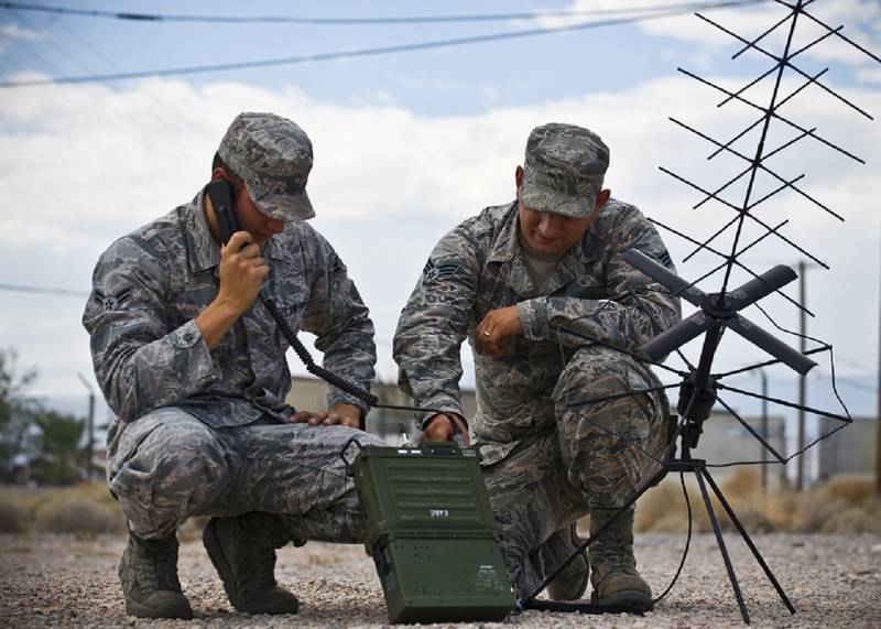 cogitocomms's tweet photo. C4ISRNet: Ukraine war shows danger of unencrypted communications, says US Army secretary.
https://t.co/3coiWo44l7 https://t.co/4YmOSwd1uU