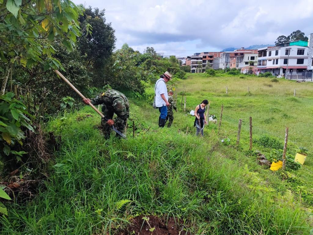 Ejercito_Div5's tweet photo. #DiaMundialDelMedioAmbiente con 1000 árboles, nos unimos a la conmemoración de esta fecha, nuestros soldados del #Biter8 apoyan a la Alcaldía de @SantaRosadCabal y se comprometen con la protección del ecosistema.
#Risaralda
#OctavaBrigada https://t.co/adOTZXDzRK