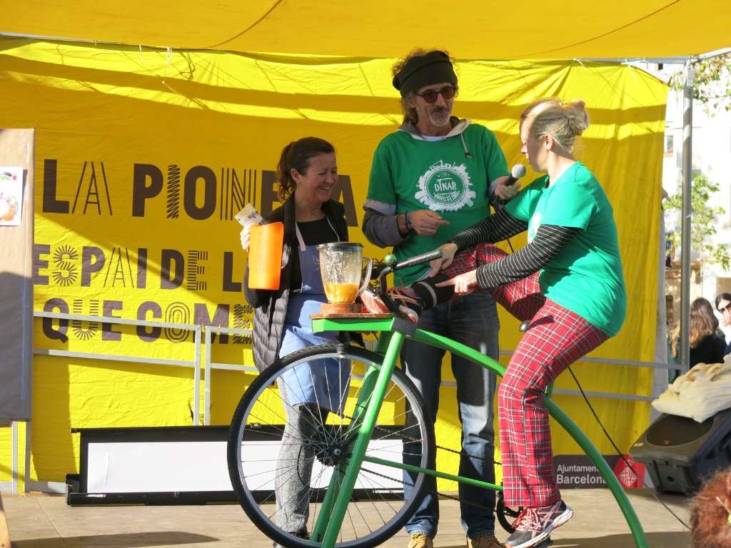 PAAliments's tweet photo. Avui #Diamundialdelmediambient @PAAliments està pedalant cap al proper #11juny Podràs triar: fer-te voluntari/a, venir a dinar i/o pedalar amb la #bicibatedora de 15h a 18h #moutepelclima i surt de casa! #BCNsostenible @BCN_ecologia https://t.co/ESegFPrGBb