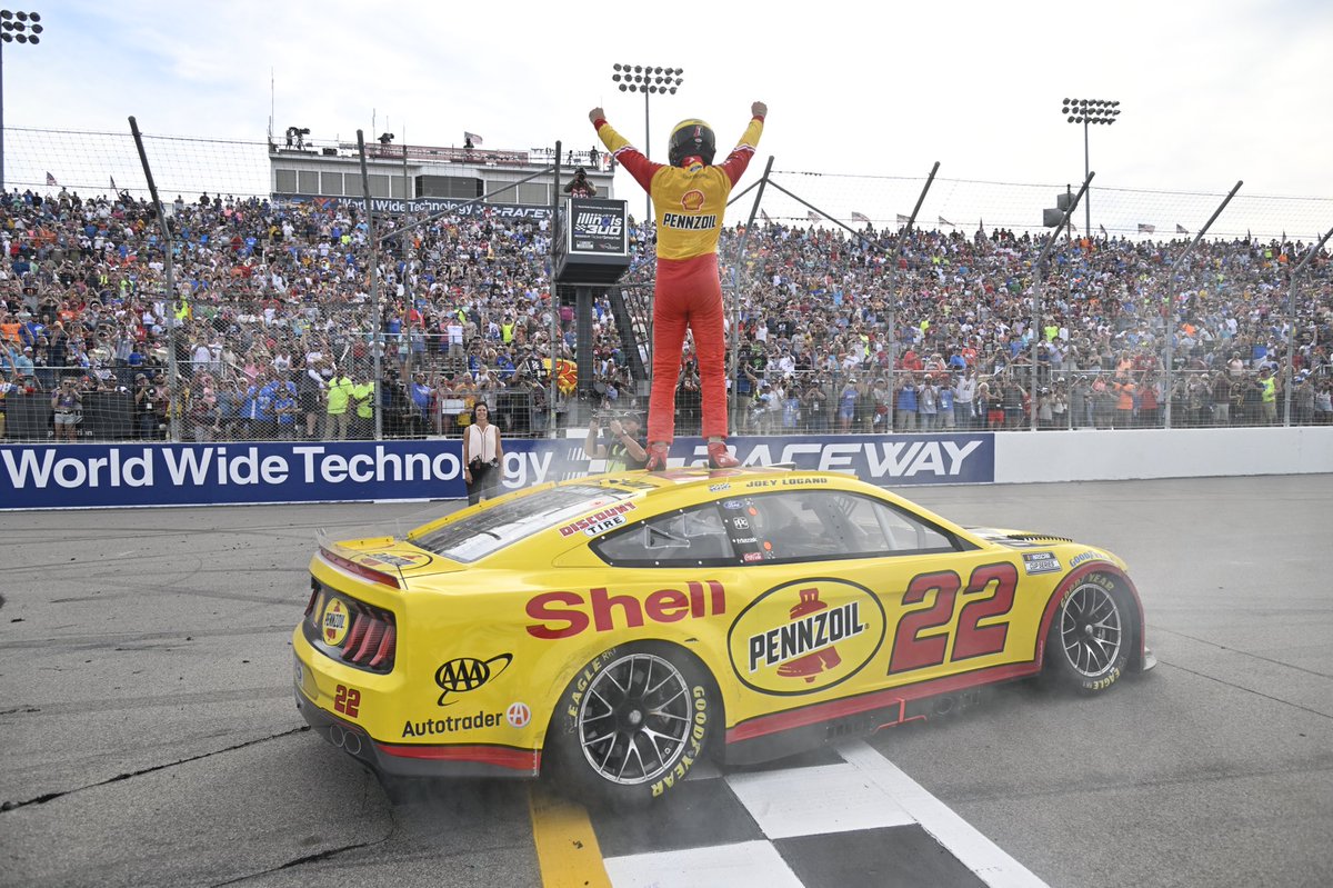 A sight we will never get tired of!

<a href="/shellracingus/">Shell Racing US</a> | <a href="/joeylogano/">Joey Logano</a> 

#NASCAR