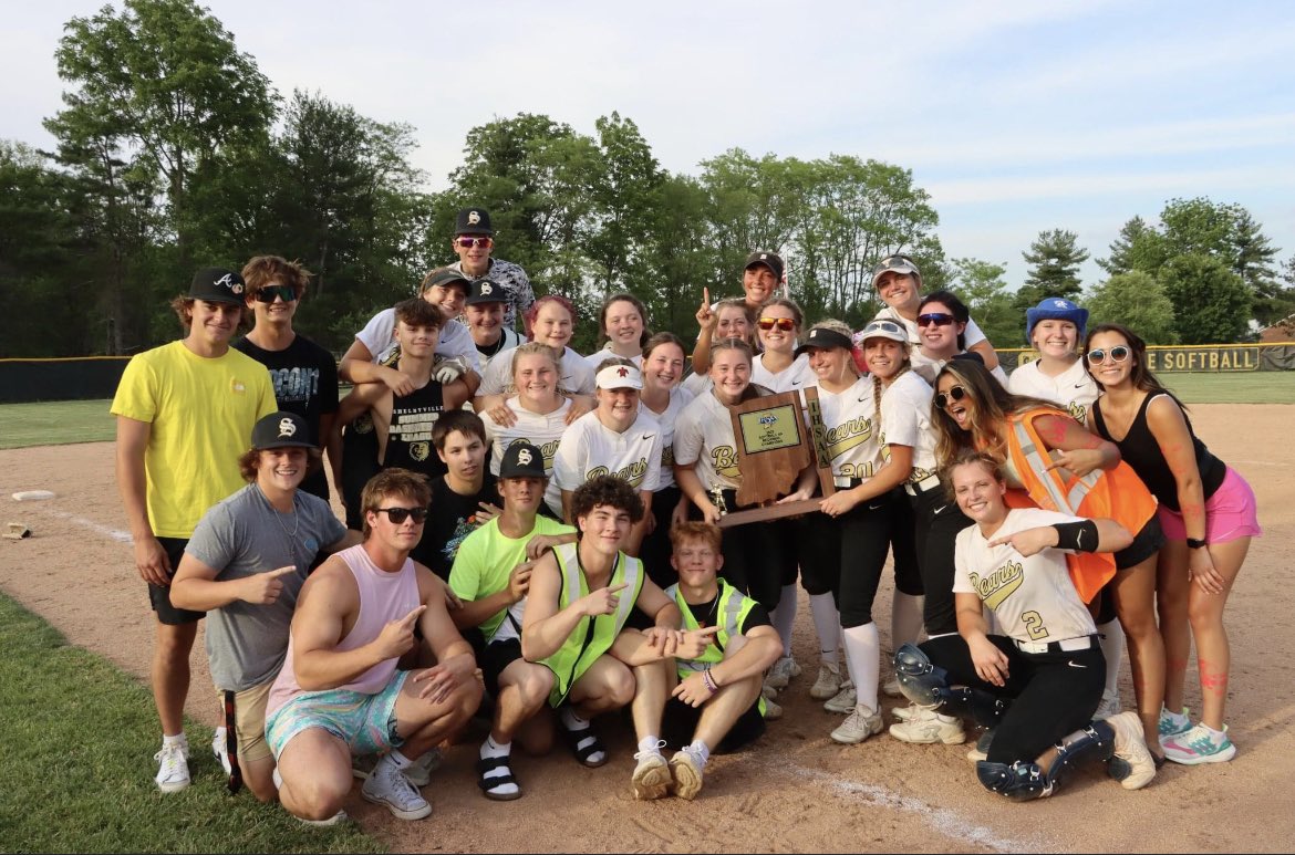 Karissala02's tweet photo. That’s a wrap. It has been an honor to wear a Golden Bear uniform these last 4 years. Team 36 made SHS history! It’s been one heck of a ride… It’s time to start a new chapter in my life. It’s been a blessing to wear #2 for these years. Once a Golden Bear, always a Golden bear🖤 https://t.co/ioCSGLt2vA