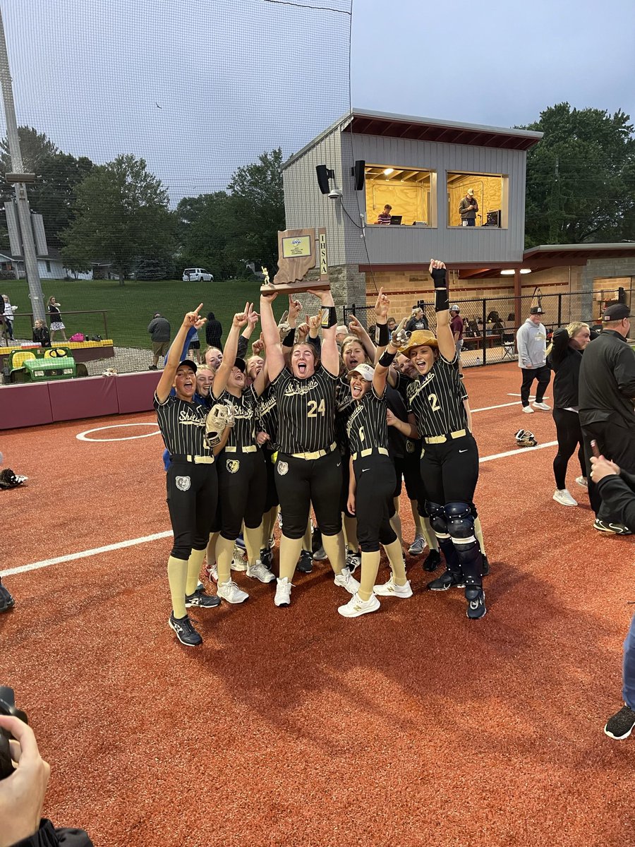 Karissala02's tweet photo. That’s a wrap. It has been an honor to wear a Golden Bear uniform these last 4 years. Team 36 made SHS history! It’s been one heck of a ride… It’s time to start a new chapter in my life. It’s been a blessing to wear #2 for these years. Once a Golden Bear, always a Golden bear🖤 https://t.co/ioCSGLt2vA