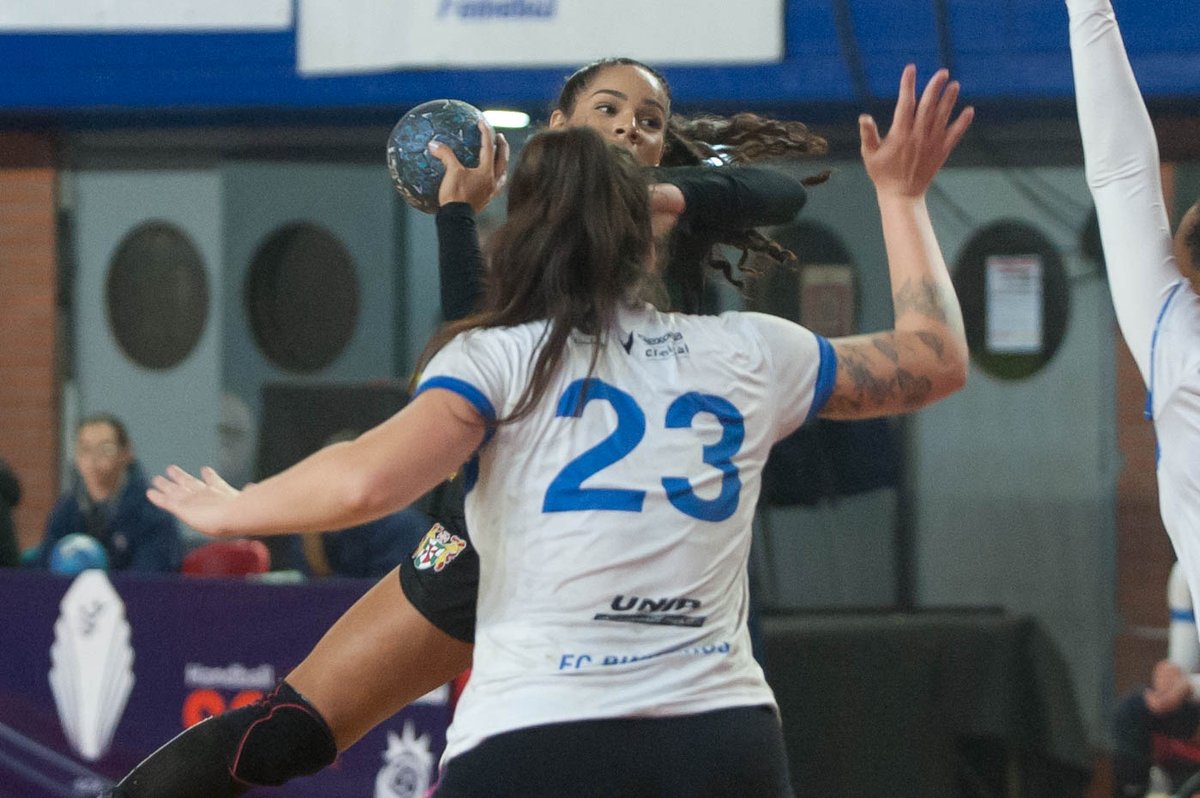 #CentroSur ¡El torneo se viste de azul! <a href="/ecphandebol/">Pinheiros Handebol</a> le ganó 19-17 a Portugués y es el nuevo campeón continental 🏆

📸 Coscabal - <a href="/GermanPaezFoto/">German Paez</a>