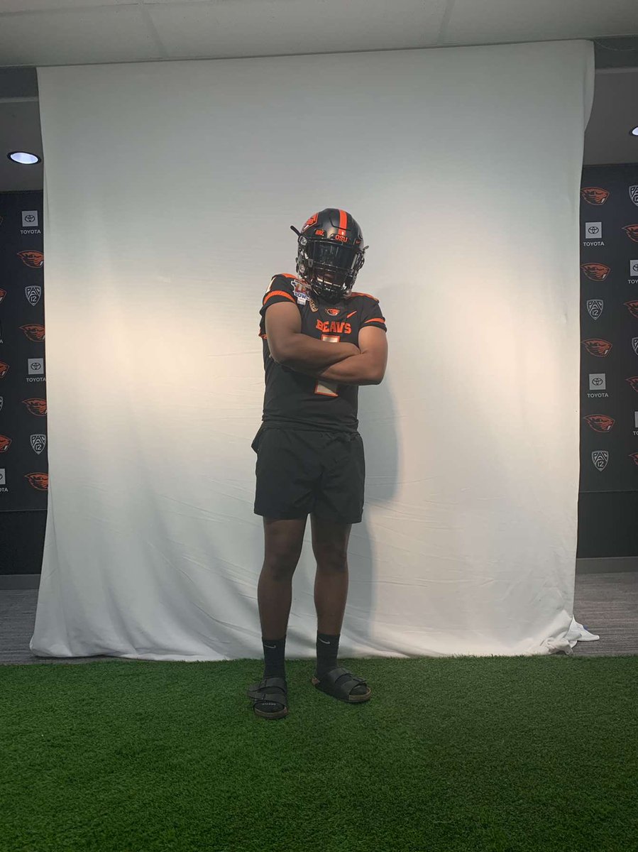 Had an amazing camp experience with <a href="/BeaverFootball/">Oregon State Football</a> <a href="/Coach_Lindgren/">Brian Lindgren</a> and the rest of the staff and tank you for Coach Rob <a href="/islandboy35/">RKCK</a> always hooking it up!!