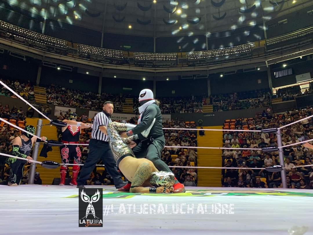 LaTijeraLucha's tweet photo. El bando técnico de #Radamantis, #Chucky, #Jacky y #CruzDeOro se llevan la lucha inicial en el #PalenqueDeLaFeriaDeLeon derrotando a #GuerreroFenix, #GuerreroMarvel, #RedDragon y #DarkFuneral en una batalla que encendió al público del #LuchaLibreFestLeon2022
#latijeraluchalibre https://t.co/Q4HzPGSplQ