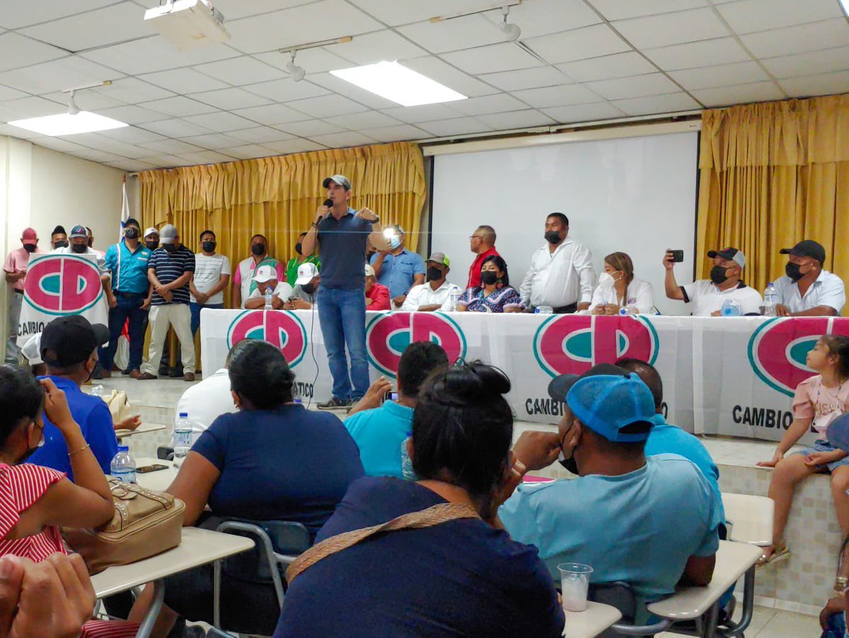 romuloroux's tweet photo. Cerrando con reunión en Changuinola, con bases, autoridades y líderes del CD. 

Hoy quedó claro de qué lado están las bases del CD, del lado de hacer las cosas bien. 

Gracias por el compromiso con nuestro proyecto presidencial hacia el 2024. https://t.co/RxTHCfrNHe