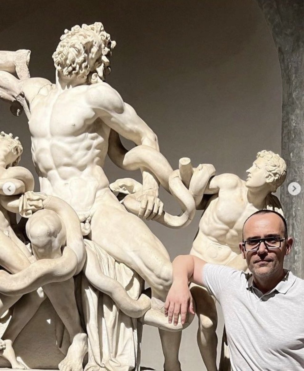 gisbert_ruben's tweet photo. Después del atentado a la Mona Lisa, algún desaprensivo ha tenido a bien posar un excremento sobre esta obra de arte del siglo I, a pesar de que en el museo vaticano está expresamente prohibido tocar las obras de arte. Espero que se pueda restaurar y descontaminar, donaciones pls https://t.co/XHdhEycRSE